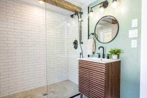 MerrickvilleにあるCottontail Cabin with Hot Tub and wood fired Saunaの洗面台と鏡のあるバスルーム +51枚の写真