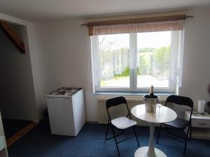 Pokój ze stołem, krzesłami i oknem w obiekcie U Křemílka w Jiczynie