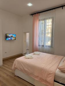 um quarto com uma cama com duas toalhas em STATION AND AiRPORT ROOM'S em Pisa