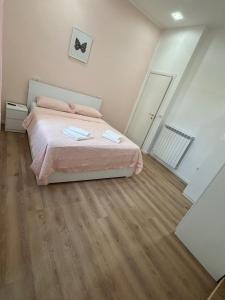 um quarto com uma cama rosa e um espelho em STATION AND AiRPORT ROOM'S em Pisa