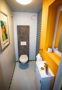 een kleine badkamer met een toilet en een wastafel bij Aviatorloft in Neuwied