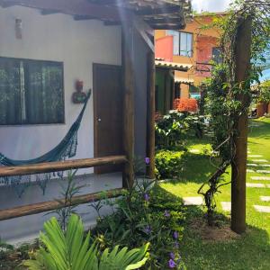 einen Garten mit Hängematte vor einem Haus in der Unterkunft Pousada In Paradiso in Santa Cruz