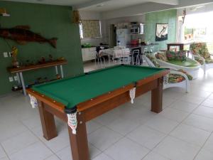 ein Wohnzimmer mit einem Billardtisch in der Unterkunft Pousada In Paradiso in Santa Cruz