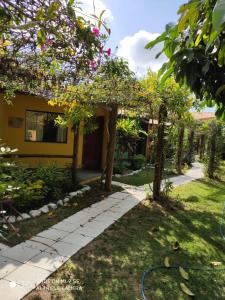 ein Haus mit einem Garten und einem Gehweg in der Unterkunft Pousada In Paradiso in Santa Cruz
