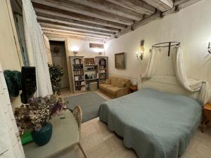 ein Schlafzimmer mit einem Bett und ein Wohnzimmer in der Unterkunft La Maison d'Anne in Paris