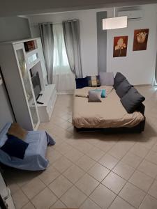 a living room with a couch and a mirror at ARMAREAOVERSEASSUITES 1 in Fiumicino +31 photos