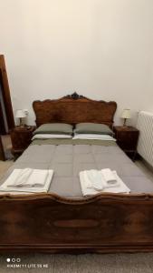 Una cama grande con dos toallas blancas. en La Dimora Di Anna, en Chiusi
