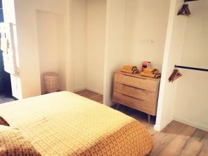 1 dormitorio con cama y tocador de madera en Le moderne 100 mètres de la gare parking gratuit, en Douai
