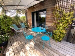 eine Terrasse mit einem blauen Tisch und Stühlen auf einer Terrasse in der Unterkunft Villa Chamarel in Carcès