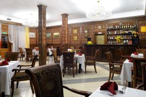 a restaurant with tables and chairs and a bar at Hotel Restauracja Twist in Krosno
