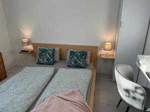 um pequeno quarto com um sofá e duas almofadas em Marton Apartman em Balatonszemes