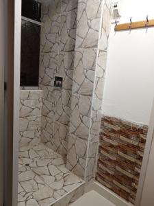 Bilik mandi di HOSTAL La RASA