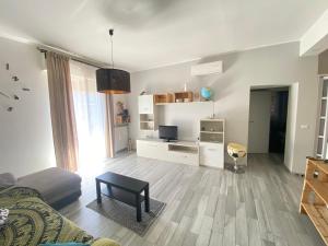 ein Wohnzimmer mit einem Sofa und einem Tisch in der Unterkunft Casa Leo in Reggio nell'Emilia