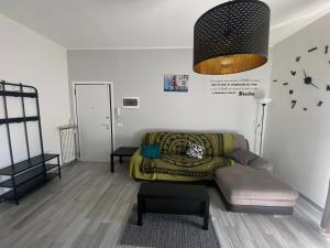 ein Wohnzimmer mit einem Sofa und einer Lampe in der Unterkunft Casa Leo in Reggio nell'Emilia
