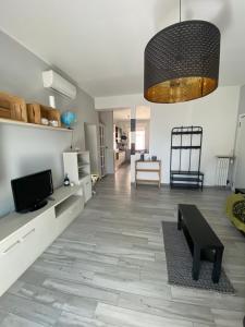 ein Wohnzimmer mit einem Sofa und einem TV in der Unterkunft Casa Leo in Reggio nell'Emilia