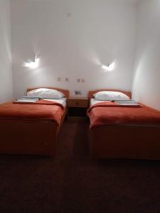 Een bed of bedden in een kamer bij Hotel Pandža