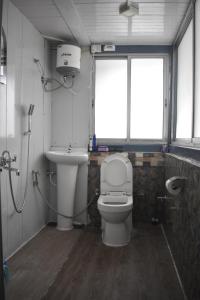 een badkamer met een toilet en een wastafel bij Lebong Mansara Homestay in Darjeeling