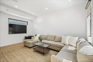 Khu vực ghế ngồi tại Scandinavian 2BR, 2Bath Townhome, Pet & Kid Friendly, Free Parking, 10min to Venice Beach!