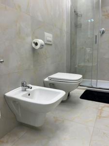 ein Bad mit einem Waschbecken, einem WC und einer Dusche in der Unterkunft RESIDENCE MARCO POLO in Montesilvano