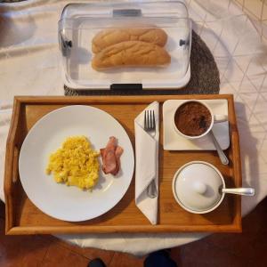 ein Tablett mit einem Teller Essen auf dem Tisch in der Unterkunft Pension Paradise 