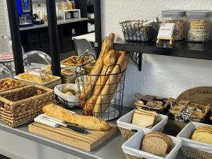 een toonbeeld van brood en andere voedingsmiddelen op een toonbank bij Kyriad Epernay in Épernay