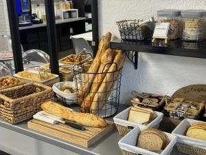 una muestra de pan y otros productos alimenticios en un mostrador en Kyriad Epernay, en Épernay