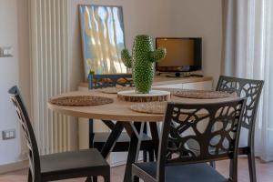 une table à manger avec un cactus en haut dans l'établissement Vistaverde Harmony Apartments, à Cavaion Veronese