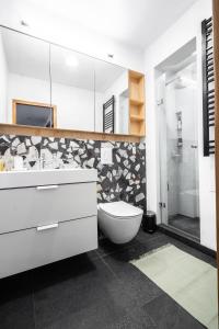 ワルシャワにあるoompH Warsaw Central Elegant Apartmentのバスルーム(トイレ、洗面台、シャワー付)
