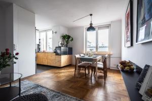 ワルシャワにあるoompH Warsaw Central Elegant Apartmentのキッチン、ダイニングルーム(テーブル、椅子付)