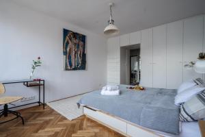 Posteľ alebo postele v izbe v ubytovaní oompH Warsaw Central Elegant Apartment