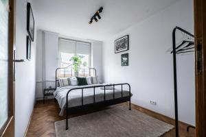 Posteľ alebo postele v izbe v ubytovaní oompH Warsaw Central Elegant Apartment
