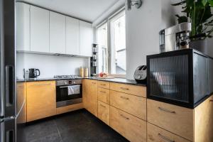 Kuchyňa alebo kuchynka v ubytovaní oompH Warsaw Central Elegant Apartment
