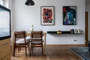 Televízia a/alebo spoločenská miestnosť v ubytovaní oompH Warsaw Central Elegant Apartment