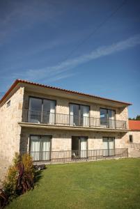 una casa in mattoni con balcone e cortile di Paços do Douro, Chambre privée avec piscine a Romariz