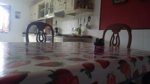 een keuken met een tafel met aardbeien erop bij La Sierra del Aguanaz in Entrambasaguas