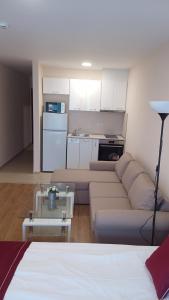 una sala de estar con un sofá y una mesa en Premier Lux apartmán, en Sveti Vlas