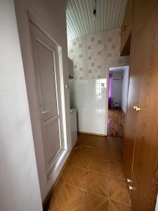 une chambre vide avec une porte et un couloir dans l'établissement NIZAMI Street flat, à Baku