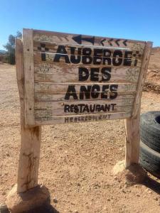 a wooden sign in the middle of a desert at AUBERGE DES ANGES in Zrigat