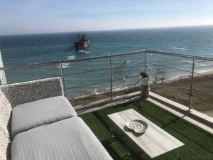 balcone con divano e vista sull'oceano di Apartament Costinești vedere epavă a Costinesti