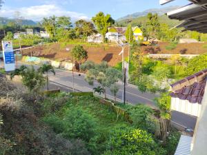 Blick auf eine Straße von einem Gebäude in der Unterkunft Harmony Resto&Homestay in Lambangkuning
