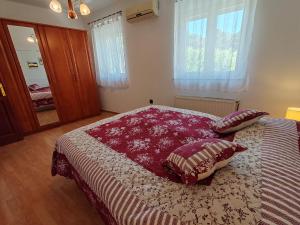 una camera da letto con un letto con cuscini sopra di Apartments Kricin 14 a Baška