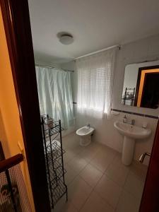 y baño con lavabo y aseo. en Casa Rural Familiar , Castilleja del Campo , Sevilla, en Sevilla