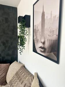 een slaapkamer met een foto van een gezicht op de muur bij 2 Bed Luxury Apartment With 1 FREE Uber Eats Meal in Wolverhampton