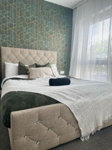 Un dormitorio con una cama grande y una ventana en 2 Bed Luxury Apartment With 1 FREE Uber Eats Meal, en Wolverhampton