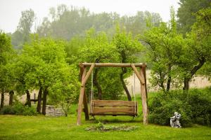 ławka na polu z osobą siedzącą na nim w obiekcie Stara Pastorówka w mieście Dąbki