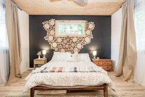 um quarto com uma cama grande e uma parede em A-frame Cottage Lakeside, Charleston lake 