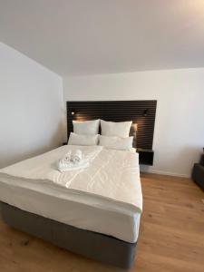 een slaapkamer met een bed met twee handdoeken erop bij Apartment Wesseling Zentrum in Wesseling