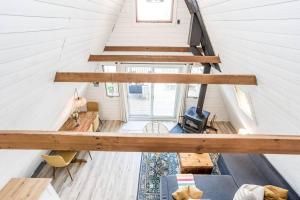 una vista dall'alto di una piccola casa con scale in legno di A-frame Cottage Lakeside, Charleston lake a Front of Escott