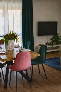 comedor con mesa de madera y sillas en Schlüssel Apartments, en Lahr