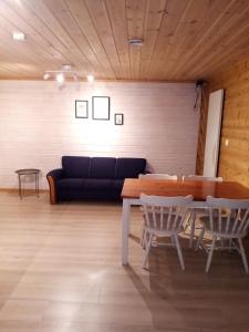 uma sala de estar com uma mesa e um sofá em La Casa Marrone Norway em Asker